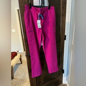 Figs NWT yola scrub pant, size medium petite
